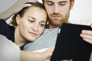 couple regardant une tablette